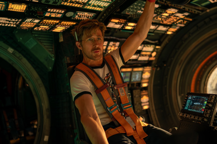 Hier sieht es fast so aus, als würde Ryan Gosling im Rasenden Falken aus Star Wars sitzen. (Bild: Sony Pictures)